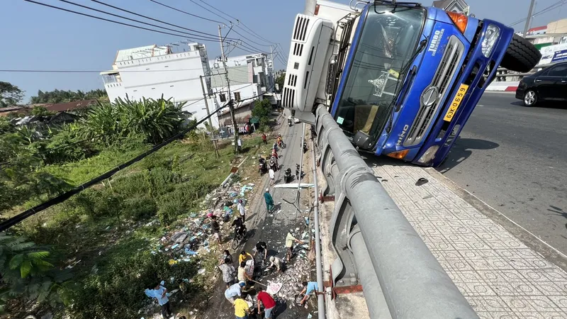 Xe tải lật đè trên lan can cầu Kênh Xáng
