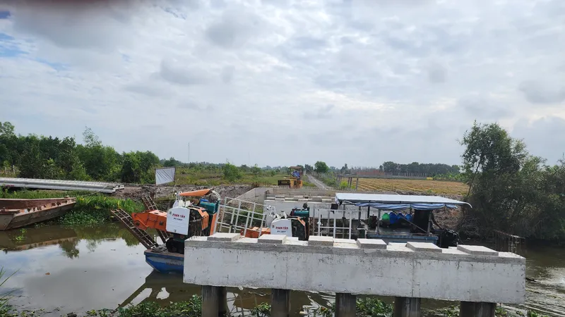 Dừng thi công cầu do tàu ghe không thể lưu thông