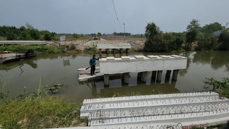 Người dân ngăn không cho đơn vị thi công gác dầm cầu