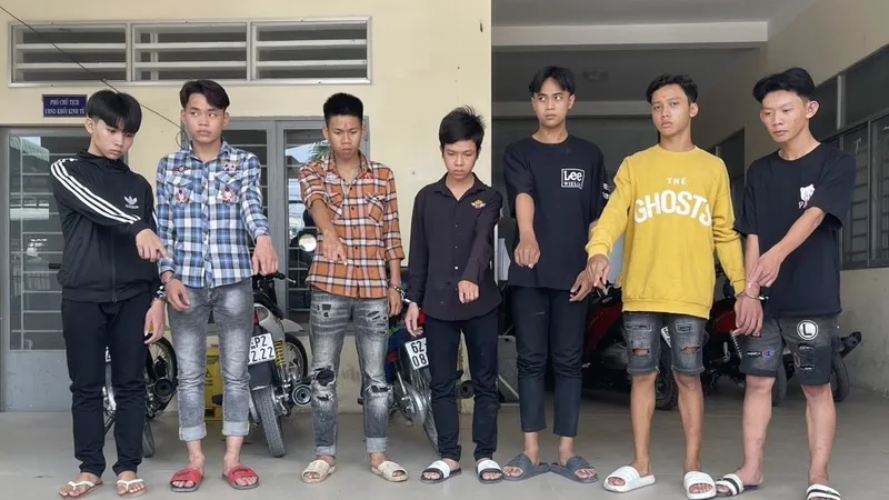 Tạm giam 7 thanh thiếu niên cầm vũ khí xông vào hội chợ đòi tiền bảo kê