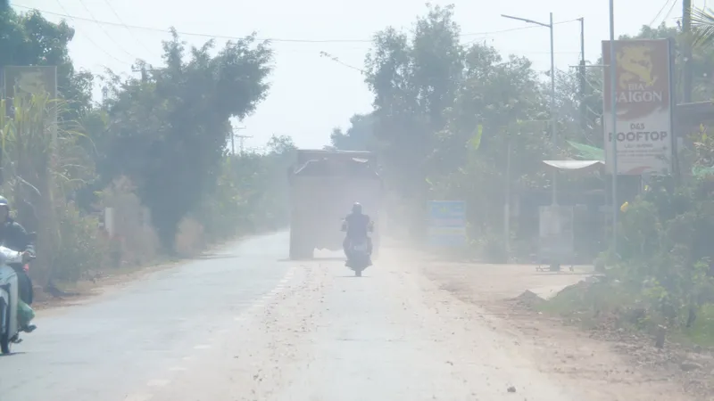 Xử phạt 30 phương tiện chở hàng hóa quá tải trọng, để đất, cát rơi vãi trong khu dân cư
