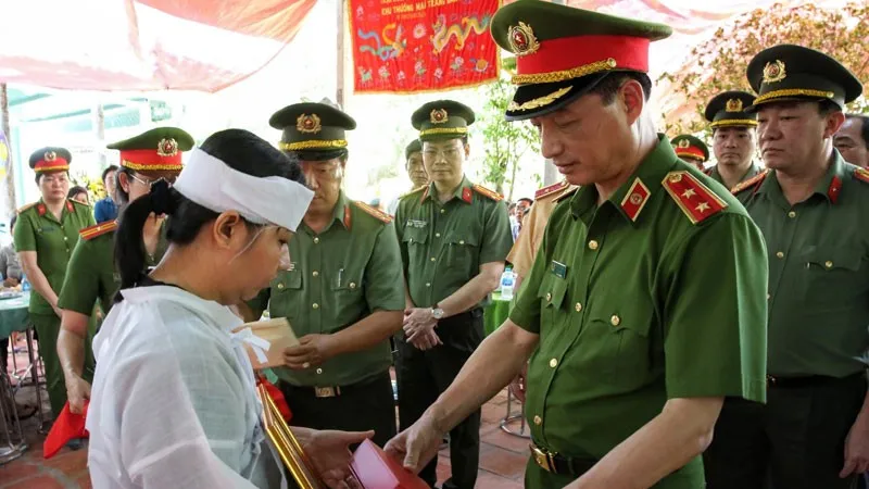 Trung tá CSGT Nguyễn Xuân Hào hy sinh khi làm nhiệm vụ được cấp bằng Tổ quốc ghi công