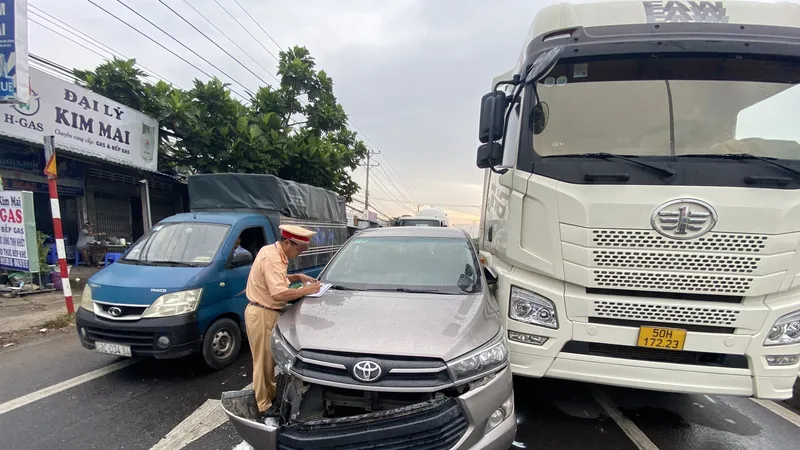 Dùng xe container và xe khách chặn đường, bắt giữ ô tô chở nghi phạm trộm xe máy liên tỉnh