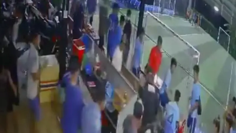 Truy bắt nhóm thanh niên đâm chém nhau ở sân đá bóng