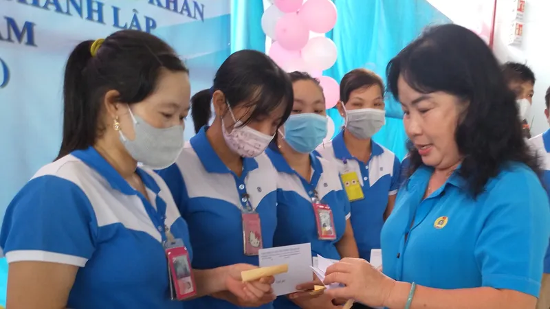 Long An: Trao 1.000 phần quà cho công nhân khó khăn
