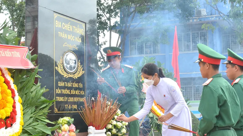 Dâng hương kỷ niệm 75 năm Chiến thắng trận Mộc Hóa 