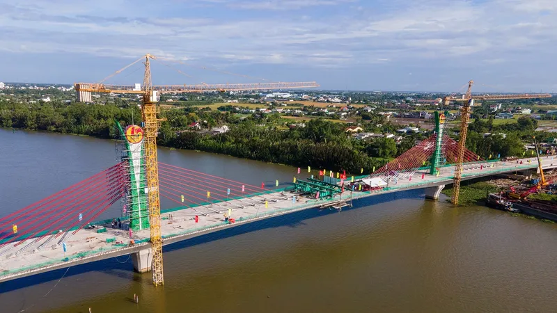 Long An: Hợp long cầu bắc qua sông Vàm Cỏ Tây