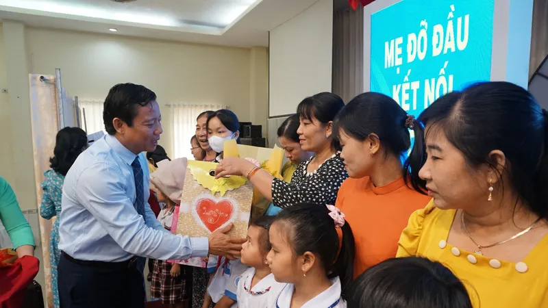 Long An: Tuyên dương 100 “Mẹ đỡ đầu” tiêu biểu