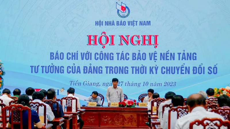 Nhà báo viết về bảo vệ nền tảng tư tưởng của Đảng phải có nghiệp vụ chắc chắn, bản lĩnh chính trị vững vàng