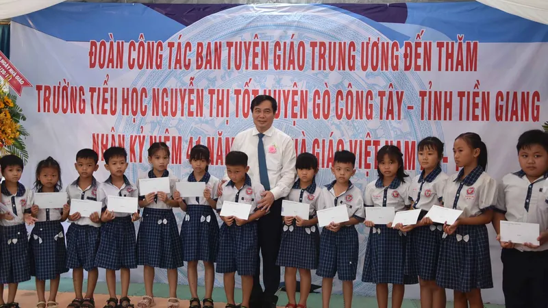 Ban Tuyên giáo Trung ương tặng quà cho học sinh tại Tiền Giang