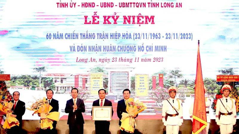 Tỉnh Long An vinh dự đón nhận Huân chương Hồ Chí Minh