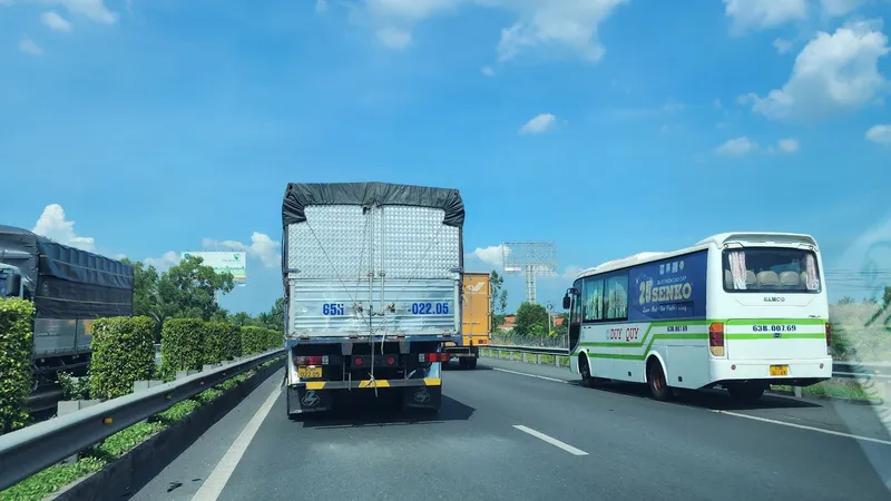Nhiều phương tiện vượt ẩu, lưu thông vào làn khẩn cấp trên cao tốc TPHCM – Trung Lương