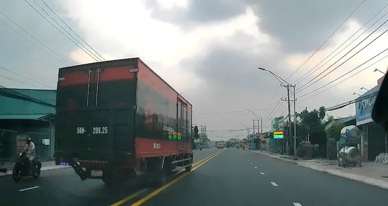 Xe tải lấn làn vượt ẩu trong khu vực đông dân cư ở Long An