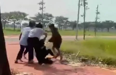 Long An: Công an mời nhóm học sinh đánh hội đồng một nữ sinh lên làm việc