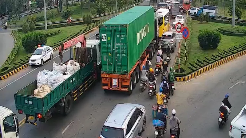 Sự cố giao thông trên cầu Rạch Miễu, các phương tiện nối đuôi di chuyển chậm qua cầu