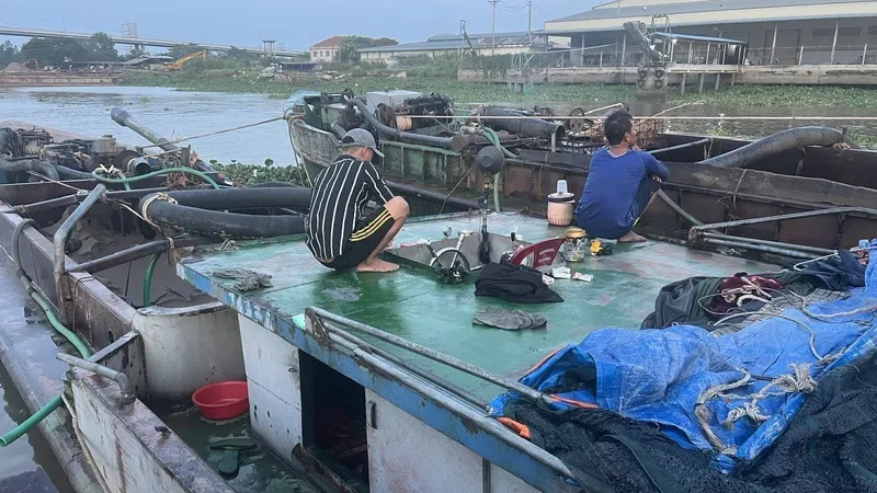 Tạm giữ 2 tàu sắt khai thác cát trái phép trên sông Tiền