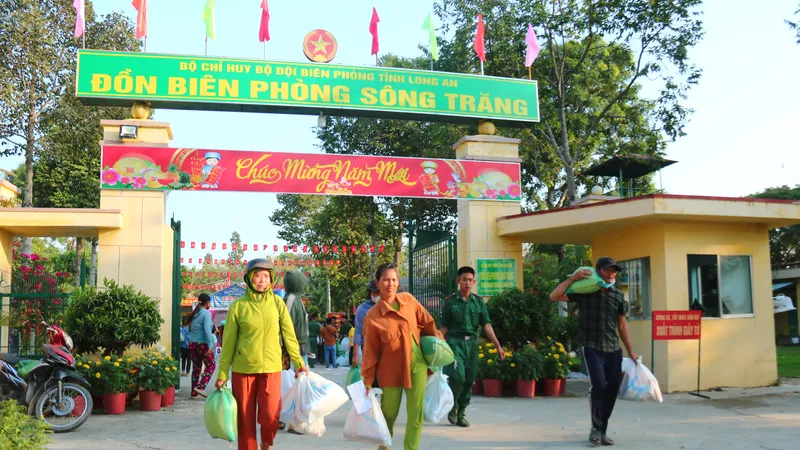 Hơn 2.000 suất ăn phục vụ miễn phí người dân vùng biên giới Long An