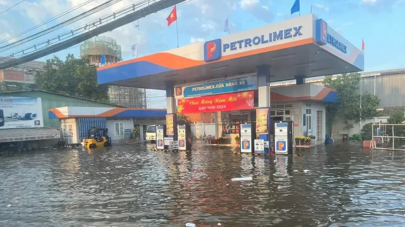 Tiền Giang: Đóng cống gây ngập làm ảnh hưởng đến giao thông là điều bất khả kháng