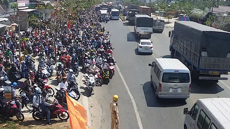 Hàng ngàn phương tiện từ miền Tây chen chúc đổ về hướng TPHCM
