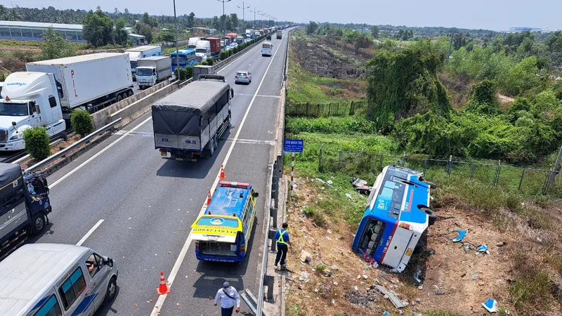 Điều tra nguyên nhân xe khách lật ngang ra khỏi cao tốc TPHCM – Trung Lương