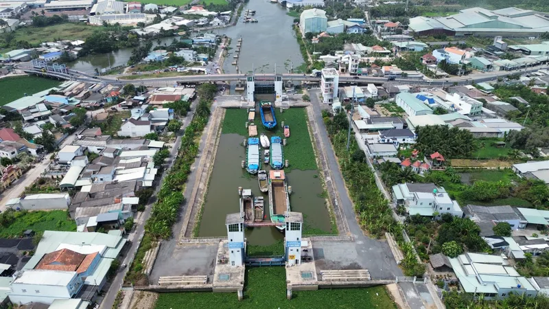 Long An, Tiền Giang đóng nhiều cống ngăn mặn: Phương tiện chật vật qua âu tàu Rạch Chanh