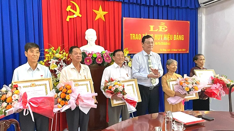 ĐBCSL: Nhiều địa phương trao và truy tặng Huy hiệu Đảng đợt 19-5