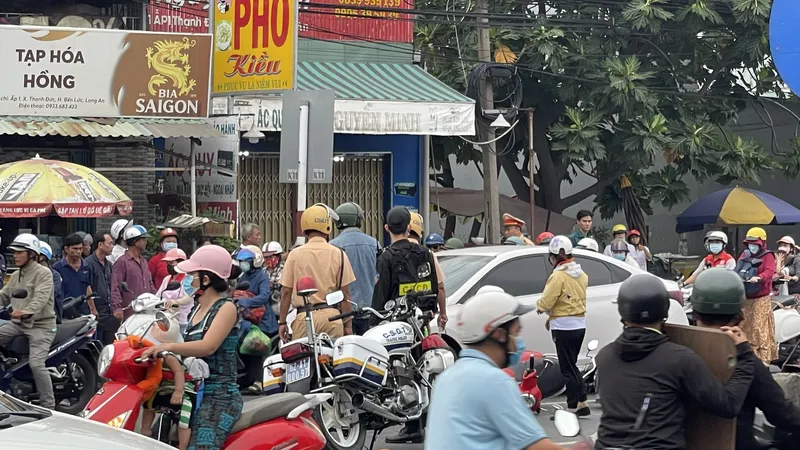 Ô tô tông 8 xe máy dừng đèn đỏ, 1 người chết, nhiều người bị thương