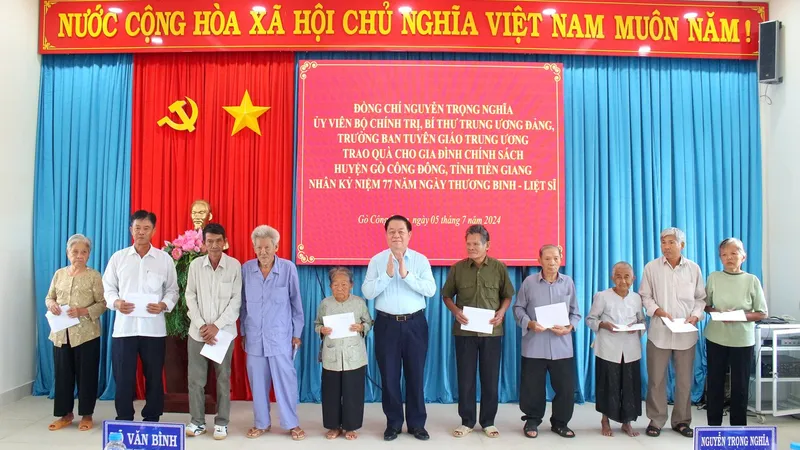 Đồng chí Nguyễn Trọng Nghĩa thăm và tặng quà gia đình chính sách ở Tiền Giang