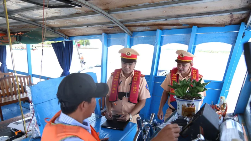 ĐBSCL: Tăng cường xử lý vi phạm, đảm bảo an toàn giao thông đường thủy