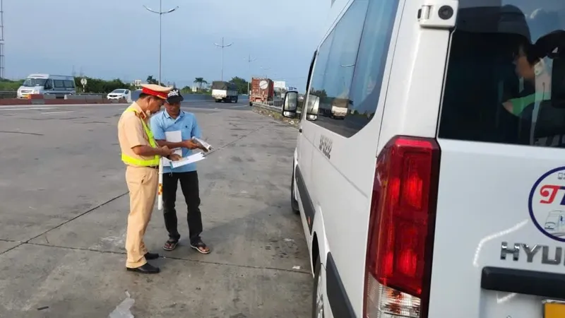 Long An: Đơn vị kinh doanh vận tải phải cấp thẻ định danh, tài xế quẹt thẻ khi điều khiển phương tiện