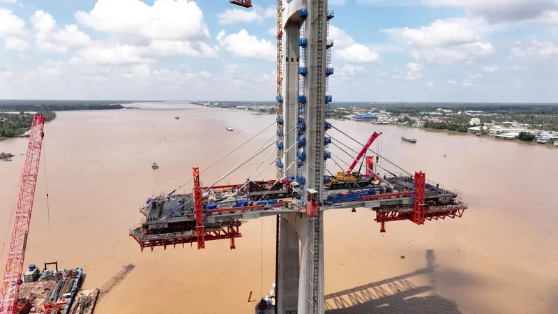 Hoàn thành 100% 2 trụ tháp dây văng của cầu Rạch Miễu 2