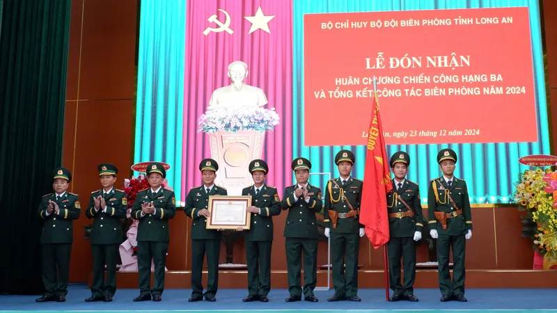 Bộ đội Biên phòng tỉnh Long An đón nhận Huân chương Chiến công hạng Ba