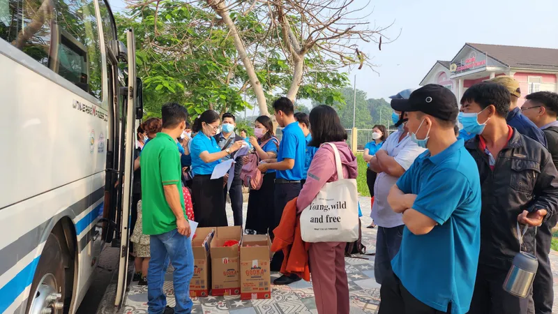 Tiền Giang, Long An: Tặng hàng trăm vé tàu, xe, máy bay cho công nhân, người lao động về quê đón Tết cùng gia đình