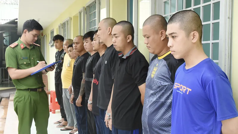 Khởi tố 13 đối tượng đốt pháo hoa, "nhảy múa" trên Quốc lộ 1