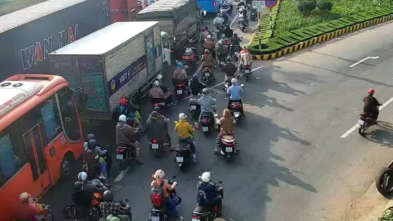 Ngày đầu nghỉ tết, phương tiện xếp hàng dài chờ qua cầu Rạch Miễu 
