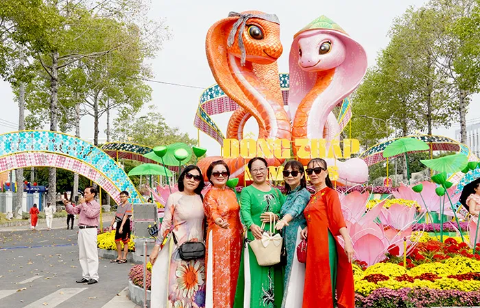 Về ĐBSCL chiêm ngưỡng linh vật rắn 