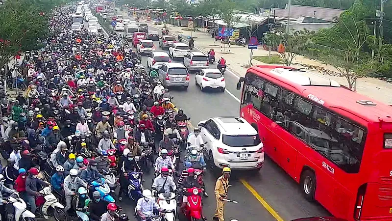 Mùng 2 tết, giao thông qua cầu Rạch Miễu bị ùn ứ nghiêm trọng