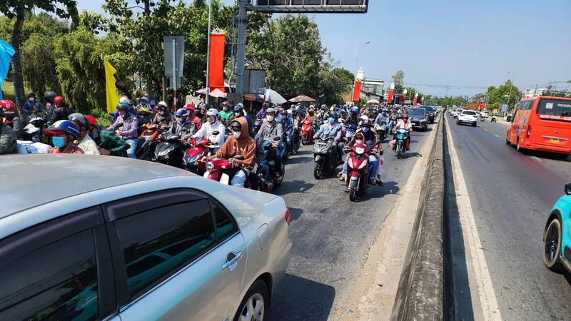 Ngày cuối kỳ nghỉ tết: Cửa ngõ miền Tây kẹt cứng, phương tiện nối đuôi chờ qua cầu Rạch Miễu