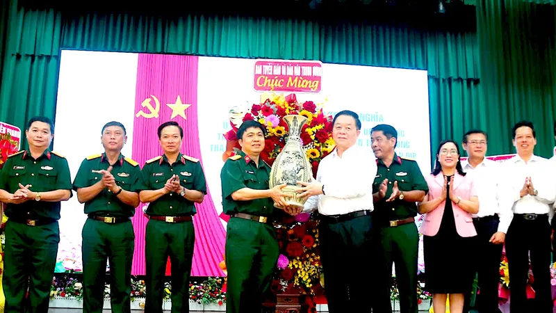 Đồng chí Nguyễn Trọng Nghĩa thăm, chúc mừng Bệnh viện Quân y 120