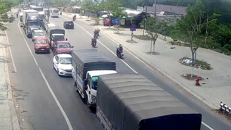 Phương tiện chen chúc "bò" qua cầu Rạch Miễu
