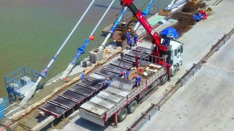 Hơn 400 kỹ sư, công nhân thi công cầu Rạch Miễu 2 xuyên lễ 30-4