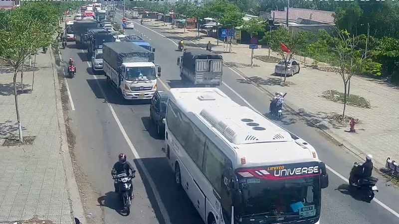 Cầu Rạch Miễu kẹt cứng, người dân về lại TPHCM đội nắng chờ qua cầu
