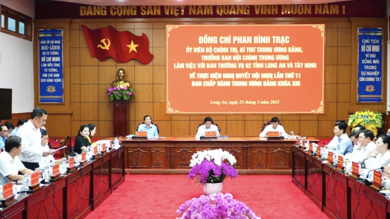 Đoàn Công tác Bộ Chính trị làm việc với Ban Thường vụ Tỉnh ủy Long An và Tây Ninh