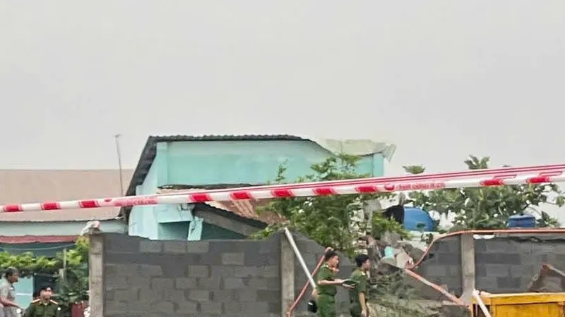 Long An: Mưa lớn gây sập tường rào khiến 2 bà cháu tử vong 
