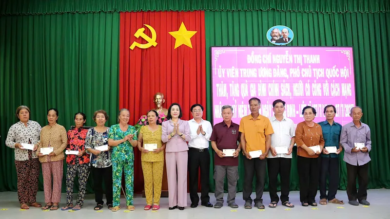 Phó Chủ tịch Quốc hội Nguyễn Thị Thanh tặng quà gia đình chính sách, bộ đội biên phòng ở biên giới Tây Nam