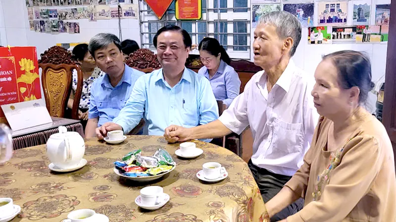 Phó Chủ tịch Quốc hội Lê Minh Hoan thăm, tặng quà các gia đình chính sách tại Đồng Tháp