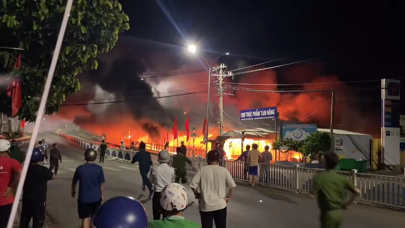 Cháy chợ thực phẩm Tam Nông (Đồng Tháp), 31 ki-ốt bị thiêu rụi