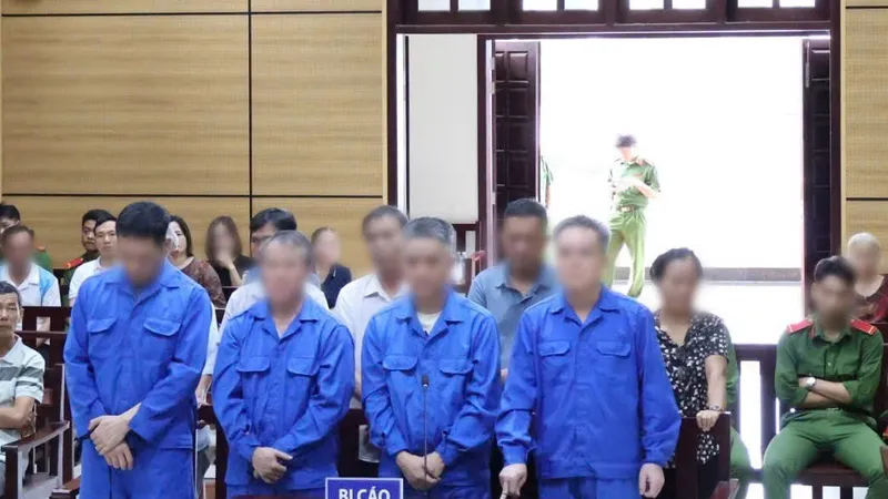 Hút trộm hơn 150.000 m³ cát ở hồ Dầu Tiếng, 9 bị cáo lãnh án