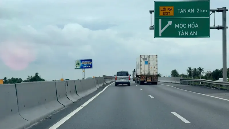 Cấm xe tải trên 7,5 tấn, xe khách 29 chỗ lưu thông làn 1 đường cao tốc TPHCM – Trung Lương