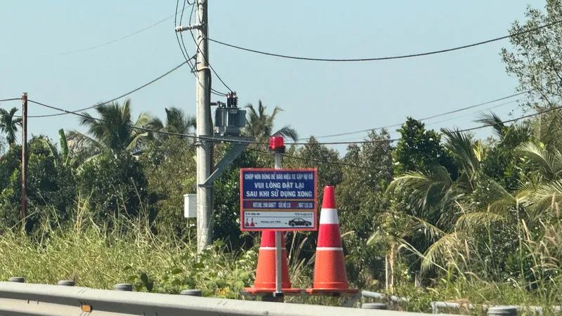 Chóp nón phản quang giúp giảm tai nạn giao thông trên cao tốc Trung Lương – Mỹ Thuận